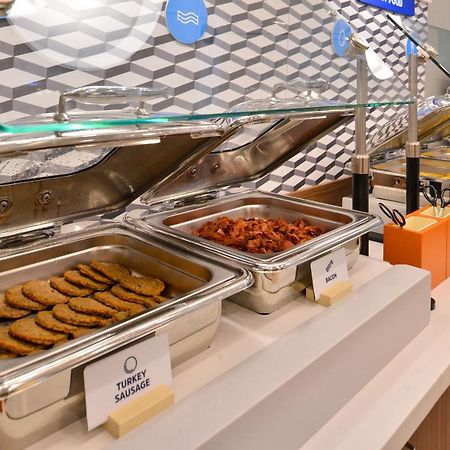 Holiday Inn Express Dayton By Ihg Bagian luar foto