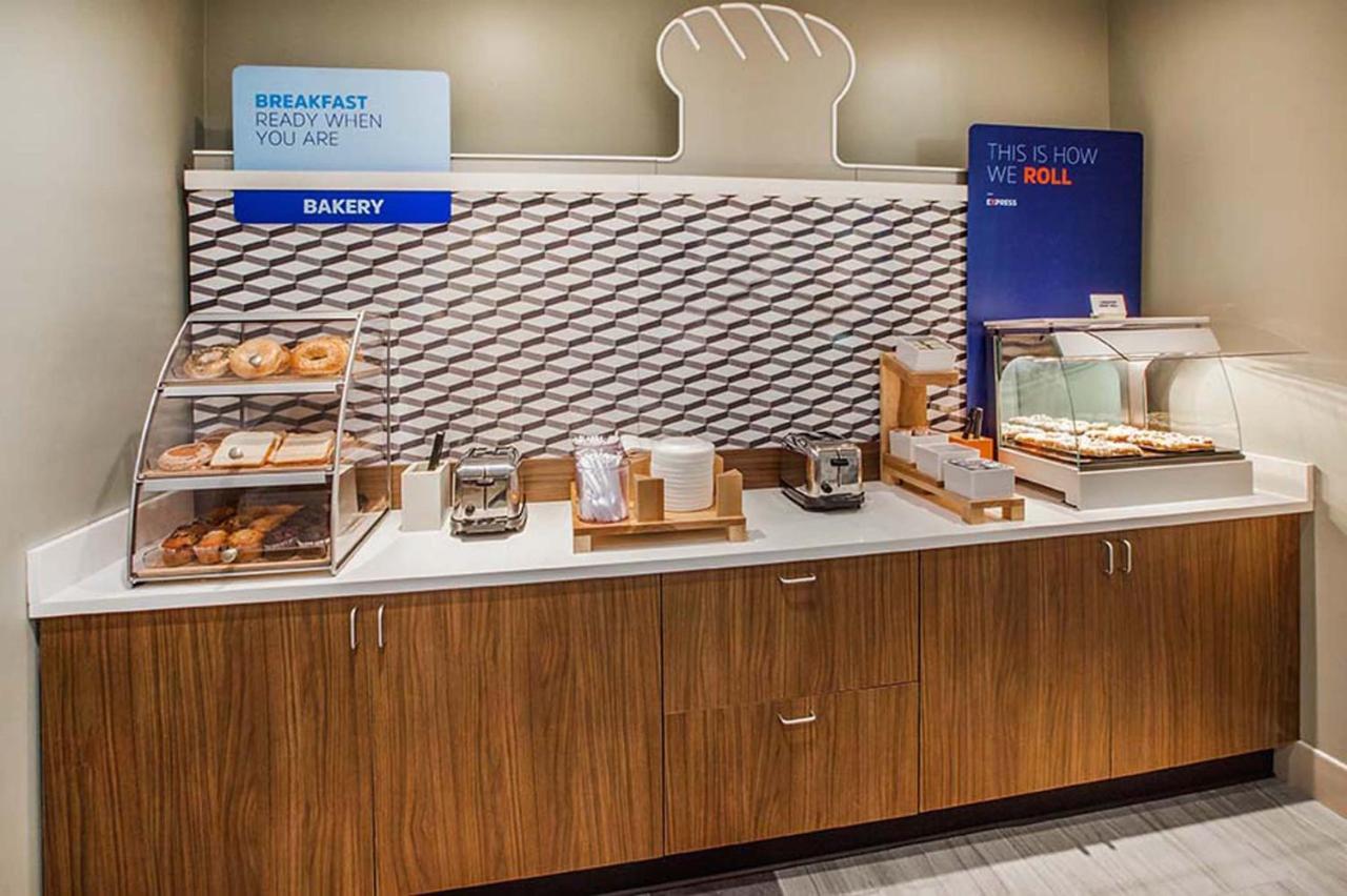 Holiday Inn Express Dayton By Ihg Bagian luar foto